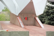 Осквернен памятник летчикам Балтики. Фото