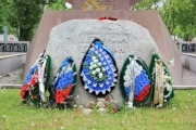 Памятник летчикам Балтики. Камень с надписью
