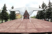 Осквернен памятник летчикам Балтики. Фото 5