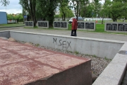 Осквернен памятник летчикам Балтики. Фото 9