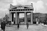 Триумфальная арка возле Южного вокзала в Кёнигсберге