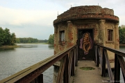 Башенка с затвором на озере в Колосовке Калининградской области