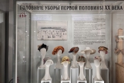 Музей курортной моды в Зеленоградске, коллекция головных уборов